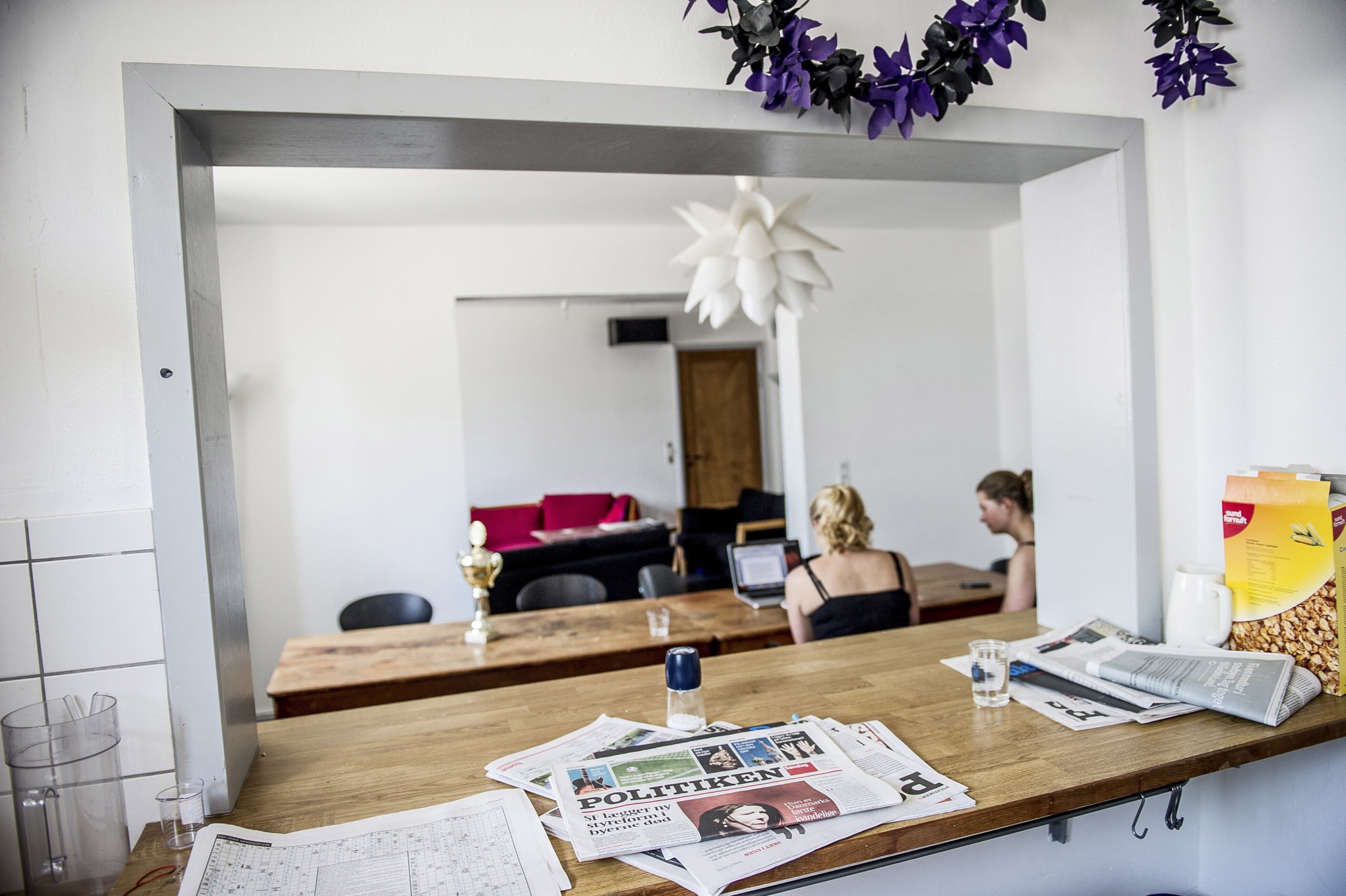 DELEKØKKEN - På Kvinderegensen har fondspenge for nylig givet råd til syv lækre køkkener; så kræver det mindre overvindelse af dele karklud med sine medstuderende. Til gengæld er det halvsvært at få en plads på kollegiet.