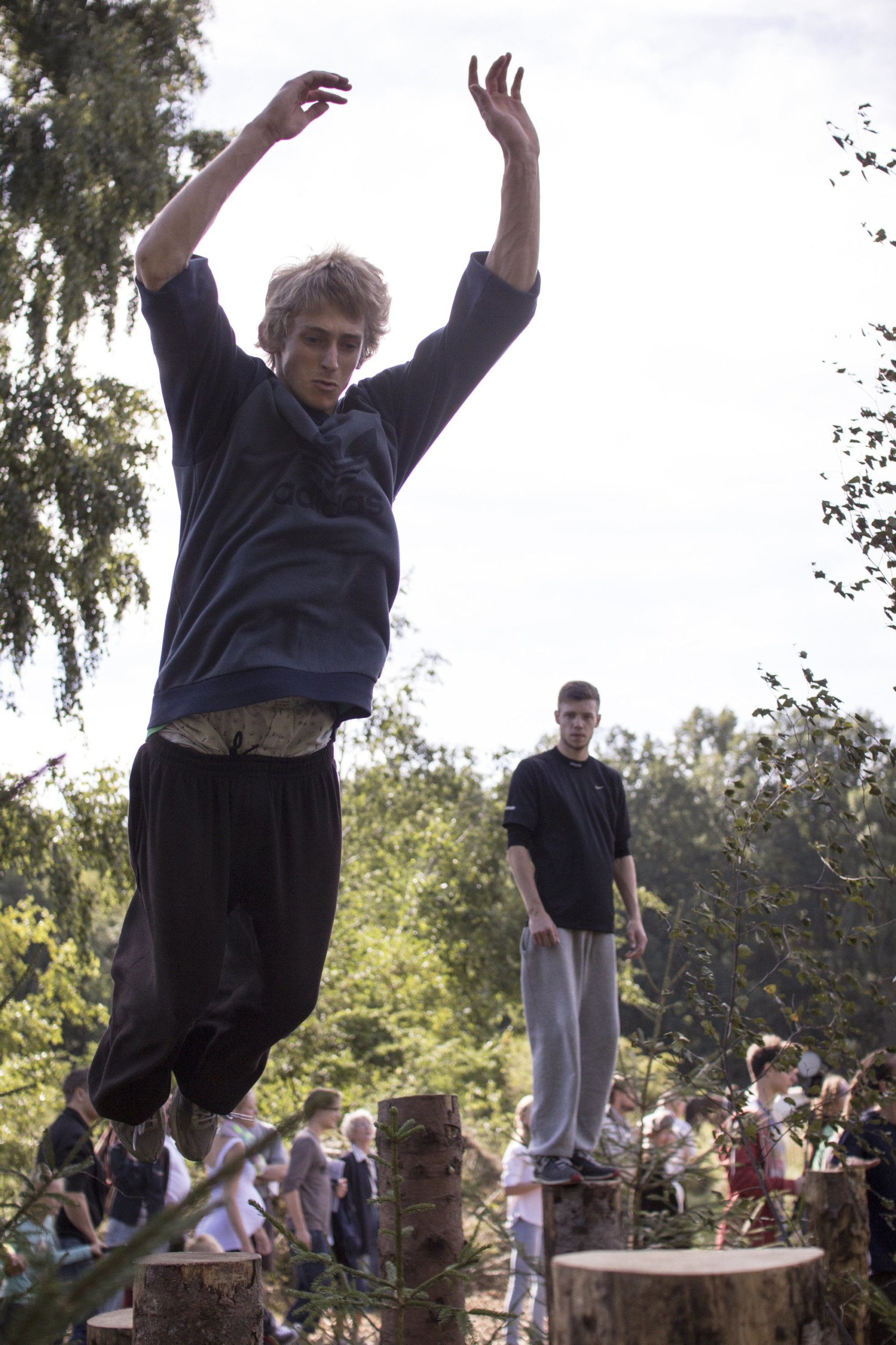 SKOVSPRING - Hvorfor stille sig tilfreds med at springe rundt på tage og gelændere, når man kan komme alvorligt til skade i den frie natur? (Og komme i form).