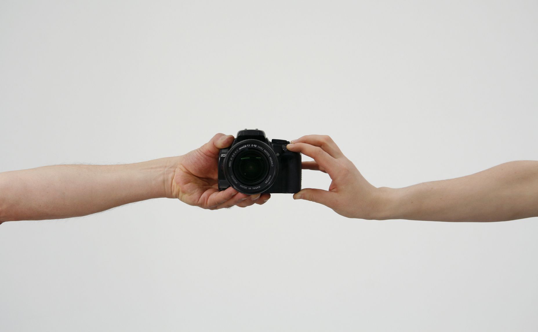 ZOOM - Hvem tager billeder af hvem? Når vi taler om billeder, er det ofte som del af kulturelle og sociale processer. Det ene billede griber det andet, og kameraet bliver en vigtig del af et fællesskab. Når vi tager et billede og placerer det på Facebook, er selve knipset kun første skridt i en stor kulturel fødekæde, som bliver til visuel kultur. 