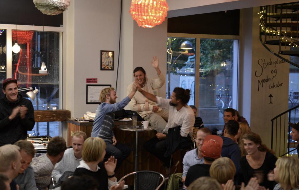 SEJRSHERRER - Sådan ser man ud, når man vinder Uniavisens pub-quiz! Mandag den 30. september har du mulighed for at sikre dig filmære og bunker af bifbilletter.