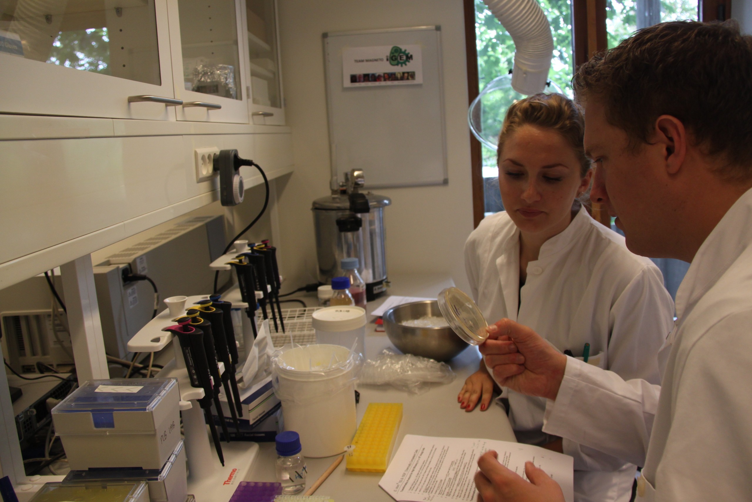 Molecular biomedicine student Nanna Lunding Jensen (left) and biotechnology student Kim Ströh