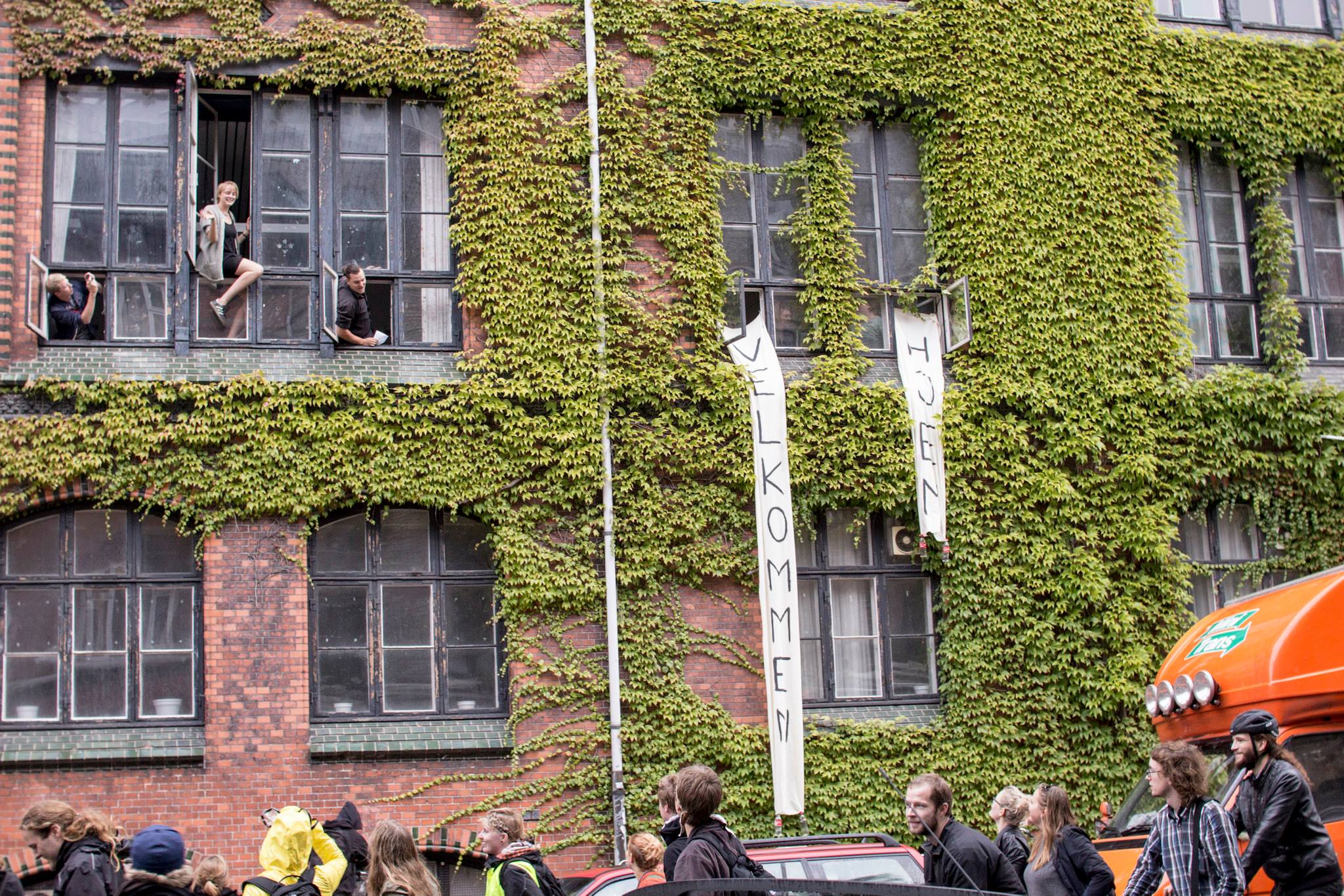 FÆLLES FODSLAG - Skole-bz'erne nyder deres medstuderendes hyldest. Nu vil flere politikere på Københavns Rådhus også omdanne den tomme folkeskole til ungdomsbolig. 
