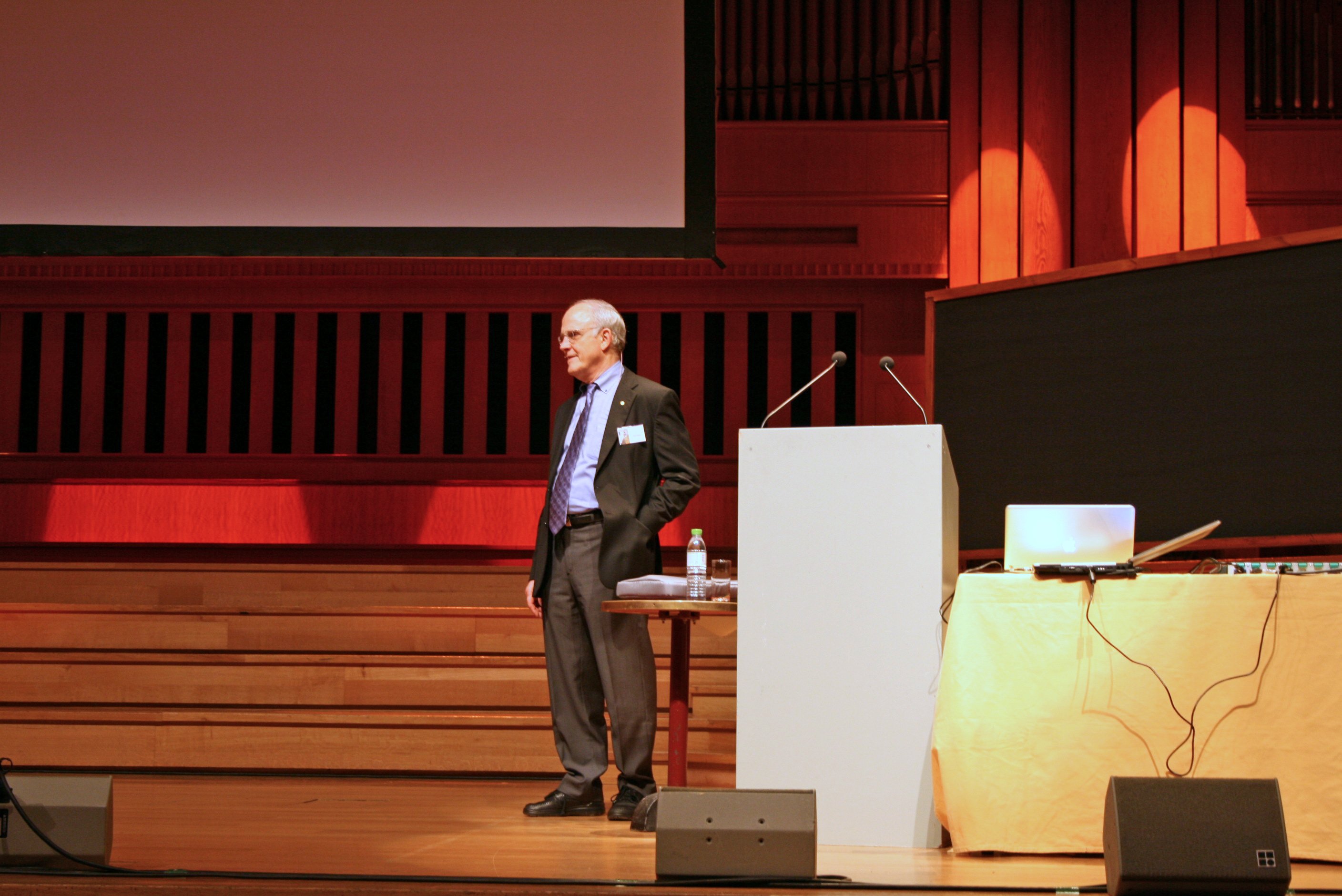 Nobel price winner David Gross on string theories, supersymmetry, dark matter and Higgs' boson at  l'Université libre de Bruxelles. 