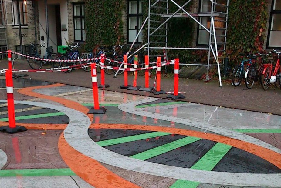 SÅ GODT SOM NYT? - De stjålne metaller i 'Biologisk mangfoldighed' bliver nu udskiftet med mere farverige materialer. Sikkerhedskeglerne indgår IKKE som en del af den restaurerede version. 