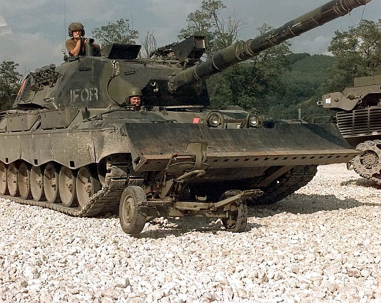 BØLLEBANK - En dansk Leopard 1A5 knuser en 20 mm kanon Serbien i 1996. Ifølge Peter Viggo Jakobsen indvarslede den danske indsats i det tidligere Jugoslavien det militære engagement, som har genkendetegnet udenrigs- og sikkerhedspolitik de seneste årtier.