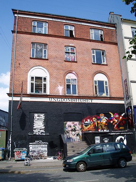 UNGDOMSHUSETS KOLLEGIUM? - Siden det oprindelige Ungdomshus (billedet) blev revet ned i 2007, har Jagtvej 69 ligget tom. Nu vil et flertal i Borgerrepræsentationen arbejde for, at der opføres ungdomsboliger på adressen.