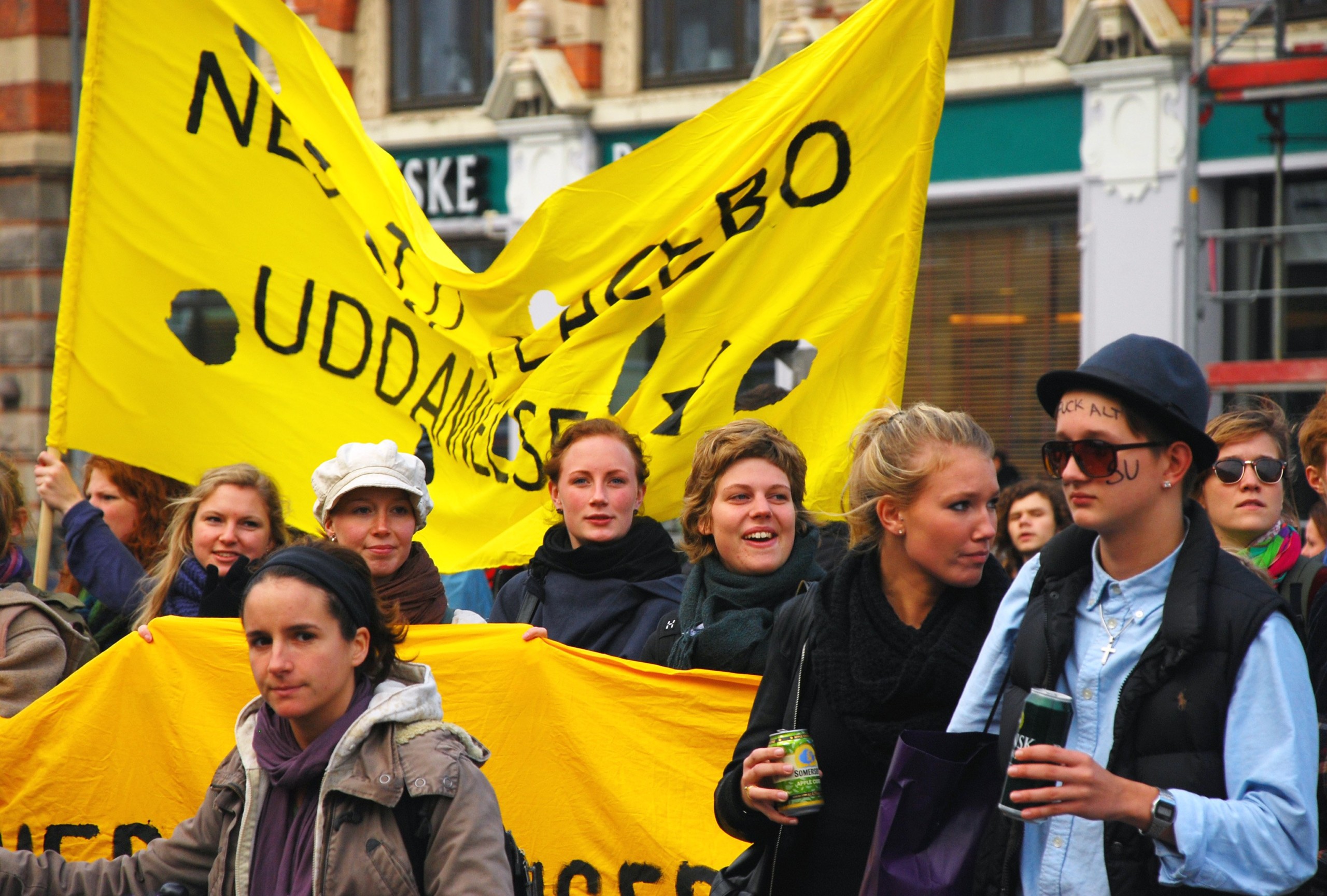 DEMONSTRATION - De unge i København og andre store byer landet over demonstrerede ved Folketingets åbning den 5. oktober 2010 under sloganet Unge ta'r ansvar! De krævede, at deres problemer blev taget alvorligt, blandt andet at forringelserne af SU'en og nedskæringerne på uddannelse blev droppet.