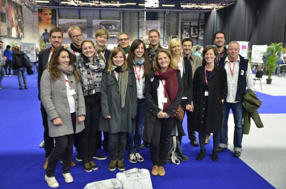 FORGYLDTE ÆGGEHOVEDER - Vinderholdet og deres instruktorer: Thomas Stenum, Eleonora Guglielmo, Niels Christian Sandén, Nanna Lunding Jensen, Will Wright, Signe Tang Karlsen, Emil Fischer, Anna Holzwarth, Kim Ströh, Ida Marie Boisen, Suzanne Schmidt, lektor Adam Takos, postdoc Eva Knoch, postdoc Brian King og lektor Bjørn Hamberger (alle Center for Syntesebiologi)