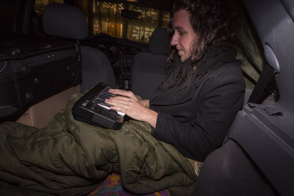 NACHTMUSIK - Casper fik ikke plads til guitaren, men synthen kan der trænes på i soveposen.