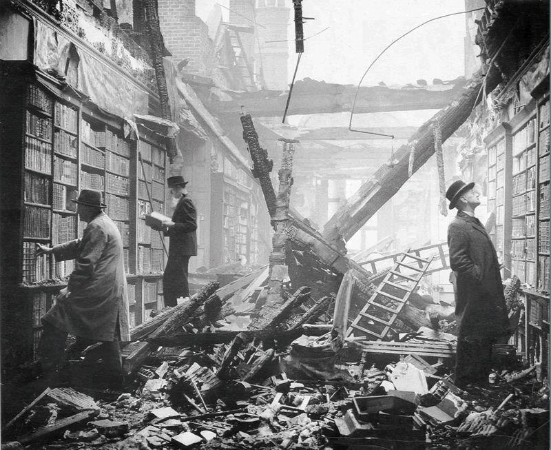 STÆDIGE STUDIER - Billede af en ukendt fotograf fra det sønderbombede bibliotek i Holland House, London, september 1940.