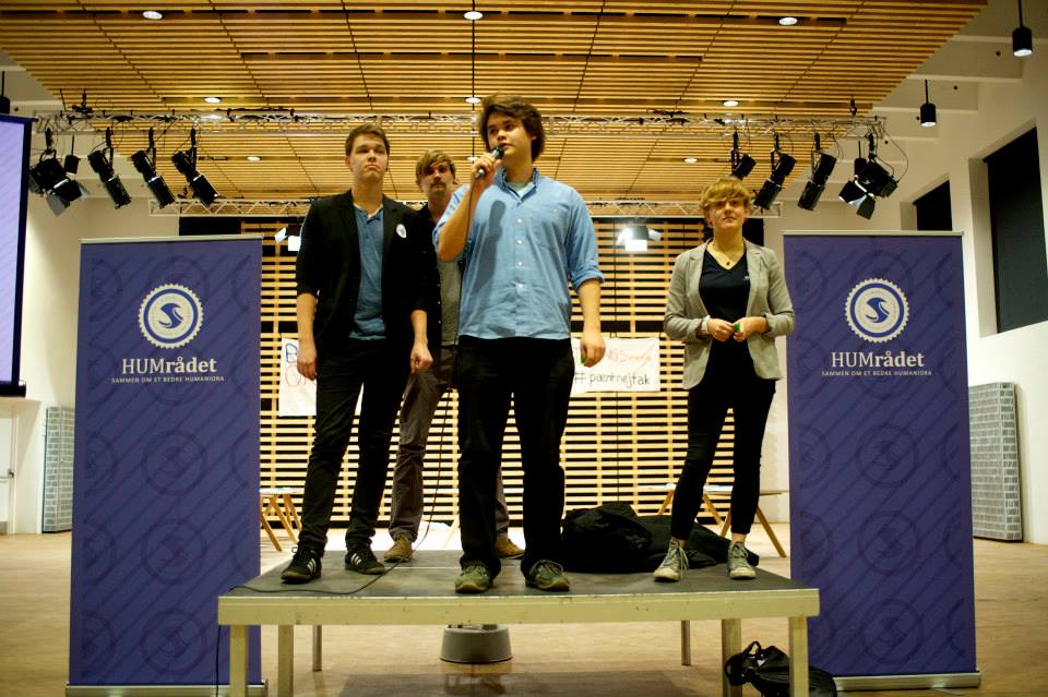 PÅ TALERSTOLEN - Kandidaterne fra venstre: Simon Beierholm, Rasmus Bahnsen, Philip Longos Winkel og Sofie Gro Holde.