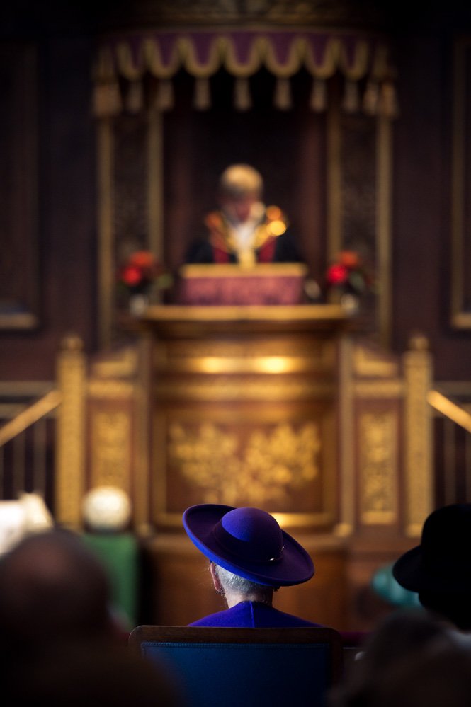 DEN ANDEN FORNEMME GÆST - Dronningen kom også til årsfest. Med god hat.