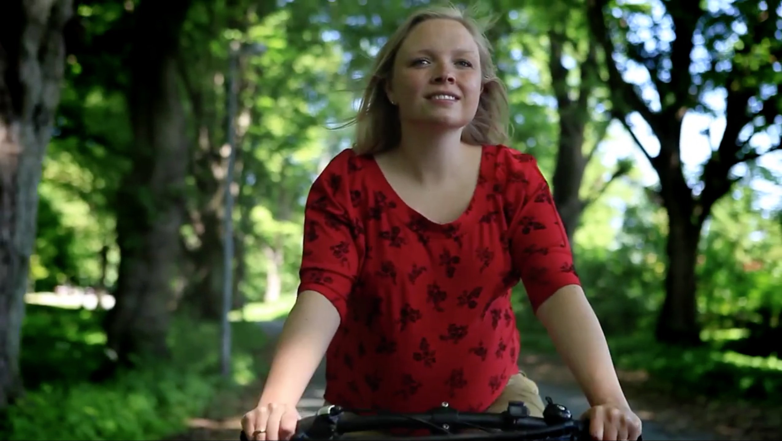 Maja Højgaard, a UCPH med student campaigning for Copenhagen's regional elections, will fight to optimise bus routes if you give her your vote 