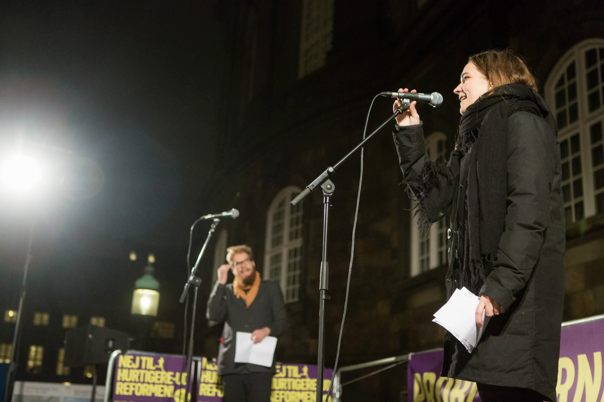 DUNDERTALE - Studenterrådets formand, Mie Sofie Andersen, taler ved de seneste studenterprotester. Hun mener - til forskel fra uddannelsesminister Morten Østergaard - at de studerendes indsats har præget den politiske dagsorden.