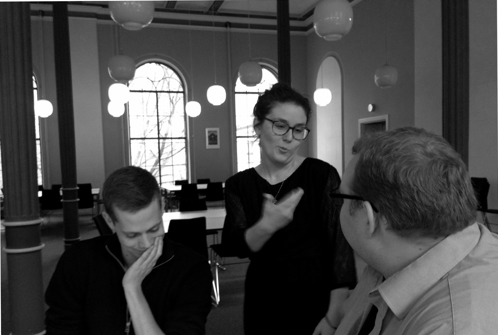 YEAH - Gwen Gruner-Widding (i midten) kan fejre et usædvanlig flot personligt stemmetal. 1.731 havde sat kryds ved den afgående studenterrådsformands navn. Manden i forgrunden er Anders M. Lauritsen, afgående formand for Teologisk Fagråd. Den nuværende formand, Michael Hvistendahl Munch ses tv. Teologi havde også et vellykket valg - cirka 20 procent stemte.