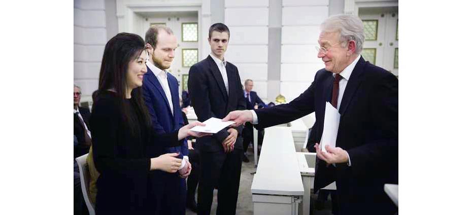 Børge Dahl, formand for Reinholdt W. Jorck og Hustrus Fond, uddeler legatet til stud. jur. Wendy Xingchen Meng.