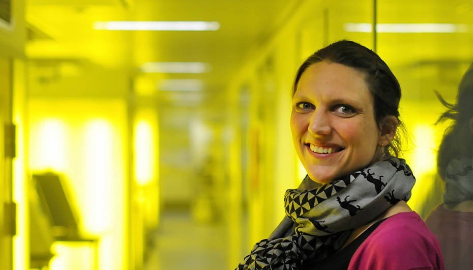 Alicia Lundby i laboratoriet i Bygning 6 på Panum. Det er udstyret med nogle nye og omkostningstunge apparater, der til gengæld arbejder så nøjagtigt, at de kan indstilles til at afsløre nogle af hjertesundhedsområdets hidtil gedulgte hemmeligheder.  