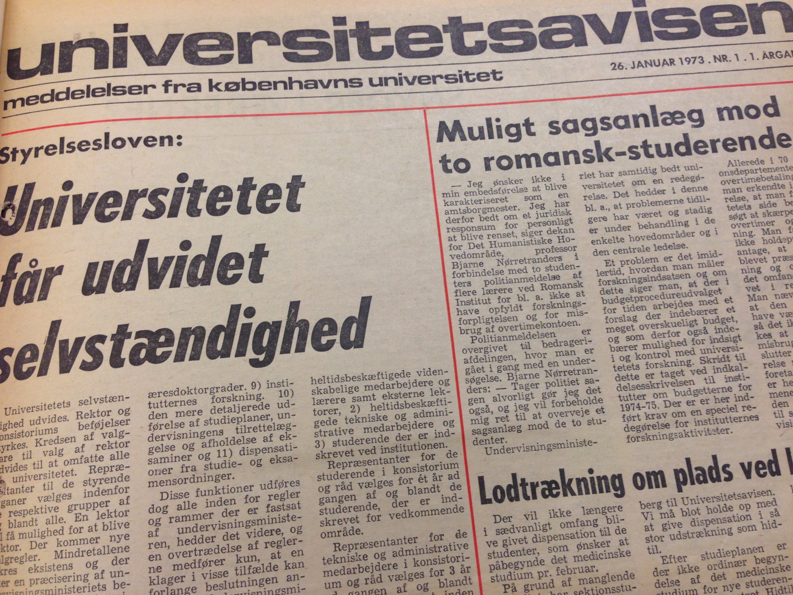 UDNYT PLADSEN - Universitetsavisen stolede, som man kan se, på læsernes egen visualiseringsevne dengang i begyndelsen af halvfjerdserne. Første foto i første udgave optræder på side 4. Avisen dufter svagt af tobak.