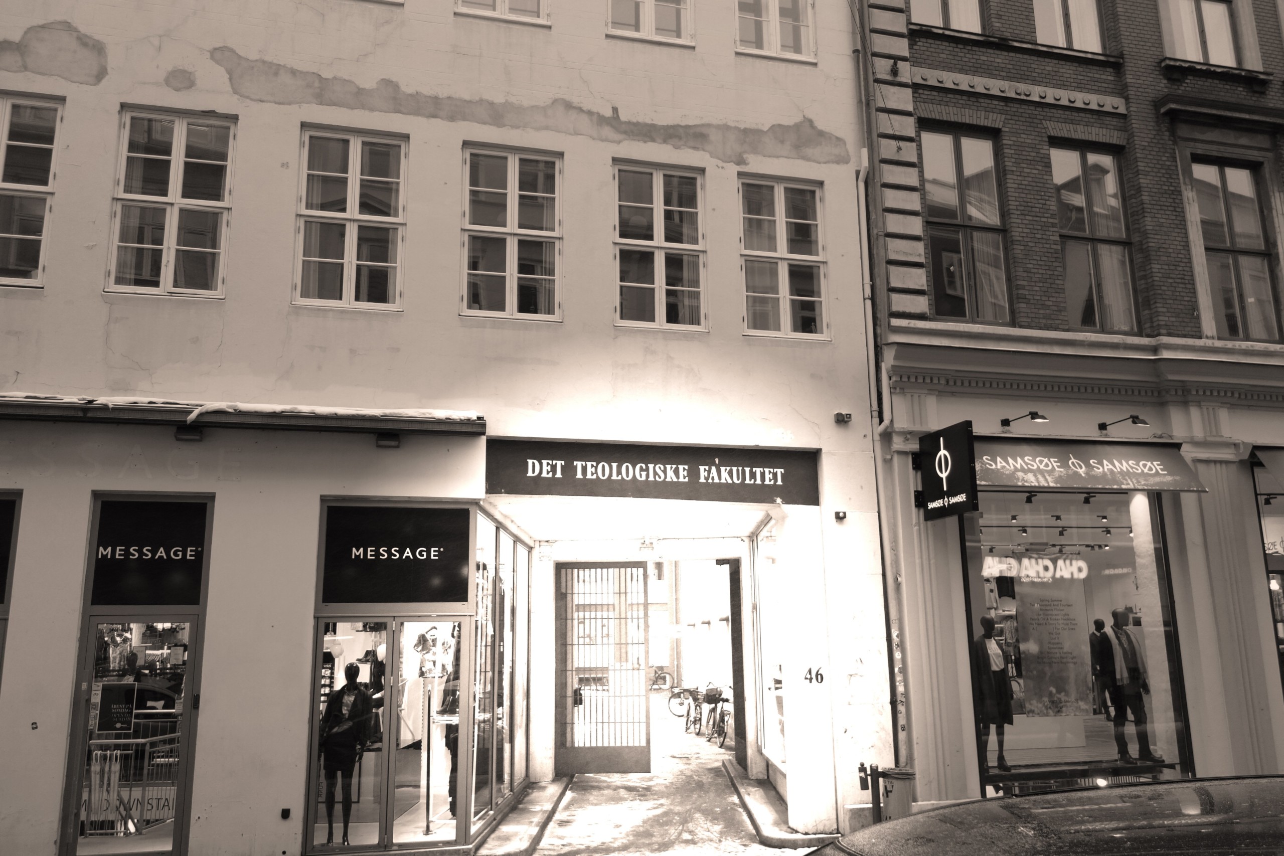 TEOLOGI - Den som lever småt, lever godt. I en anonym baggård i Købmagergade finder man KU’s mest tilfredse studerende.