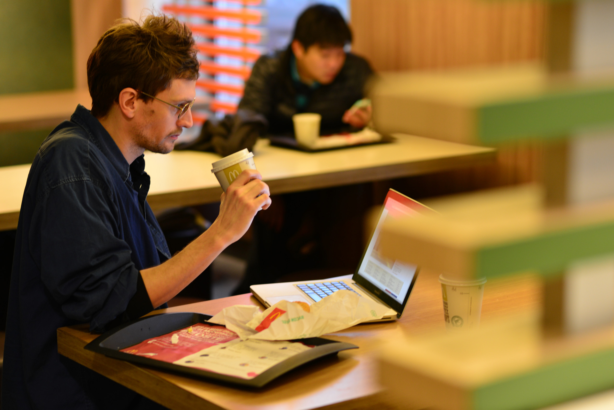 -MAC-WIFI: To klik og så er der åbent internet med fuld speed for alle. På McDonalds på Nørreport vel at mærke. På KU er der flere steder problemer med at fange det trådløse internet, og fire ud af ti studerende kalder kvaliteten for dårlig eller meget dårlig.    