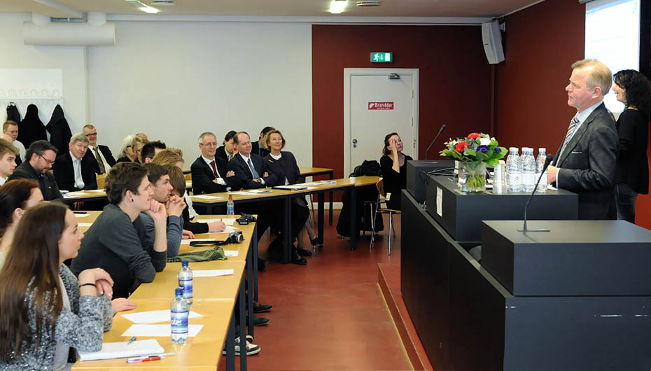 TILBAGE TIL 1814 - Ole Petter Ottersen, rektor for Oslos Universitet, holder et oplæg om sit universitets og Norges bånd til Danmark og om Norges Eidsvollsforfatning fra 1814, som den tids akademikere fra KU havde stor indvirkning på. I baggrunden til venstre sidder KU's rektor Ralf Hemmingsen.