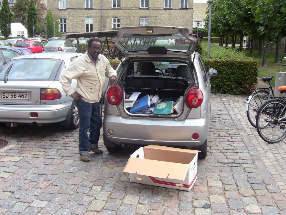 This is how you move a whole lot of textbooks: Tadesse Asmelash, an Ethiopian volunteer, helping transport them. The books came from Denmark's Technical University, the Faculty of Health Sciences and the former Faculty of Life Sciences