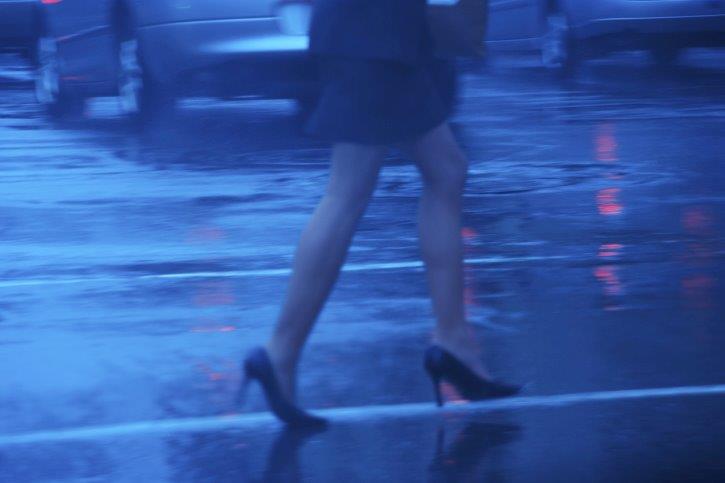 SPLITTELSE - Regeringens socialdemokrater har skiftet holdning til kriminalisering af købesex siden regeringsgrundlaget blev formuleret og er nu imod. Men deres partifæller i Europaparlamentet arbejder for et fælleseuropæisk forbud. 