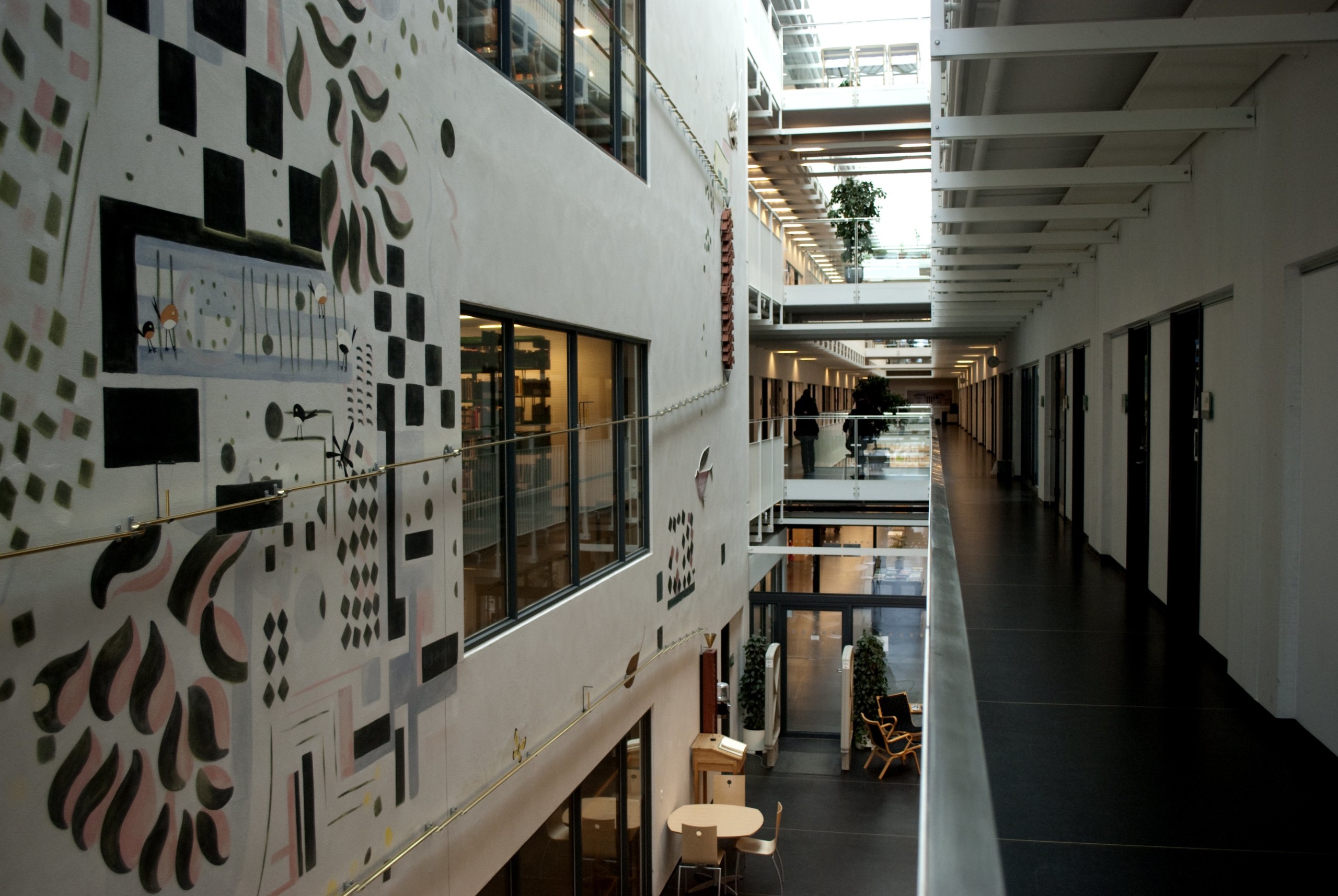 SMUK VÆG - Ny Carlsbergfondet har for nylig doneret et kunstværk til Institut for Nordiske Studier og Sprogvidenskab på KUA. Værket møder imidlertid kritik og skepsis i stedet for anerkendelse og bifald. Uniavisen har ikke kunnet få oplyst, hvad værket kostede, men ifølge instituttet var bevillingen fra fondet 'generøs'.