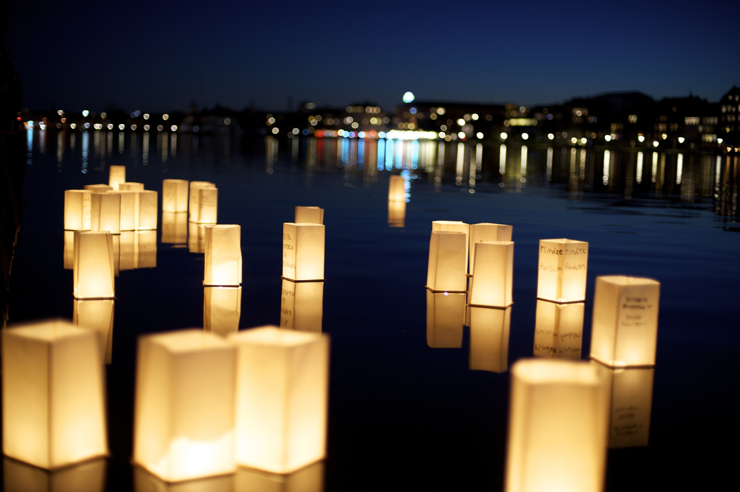 SØSÆTNING - De KU-studerendes krav til regeringens kvalitetsarbejde vugger poetisk derudad. 200 vandlanterner på Peblinge Sø med opfordringer om blandt andet bedre kontakt til undervisere. 