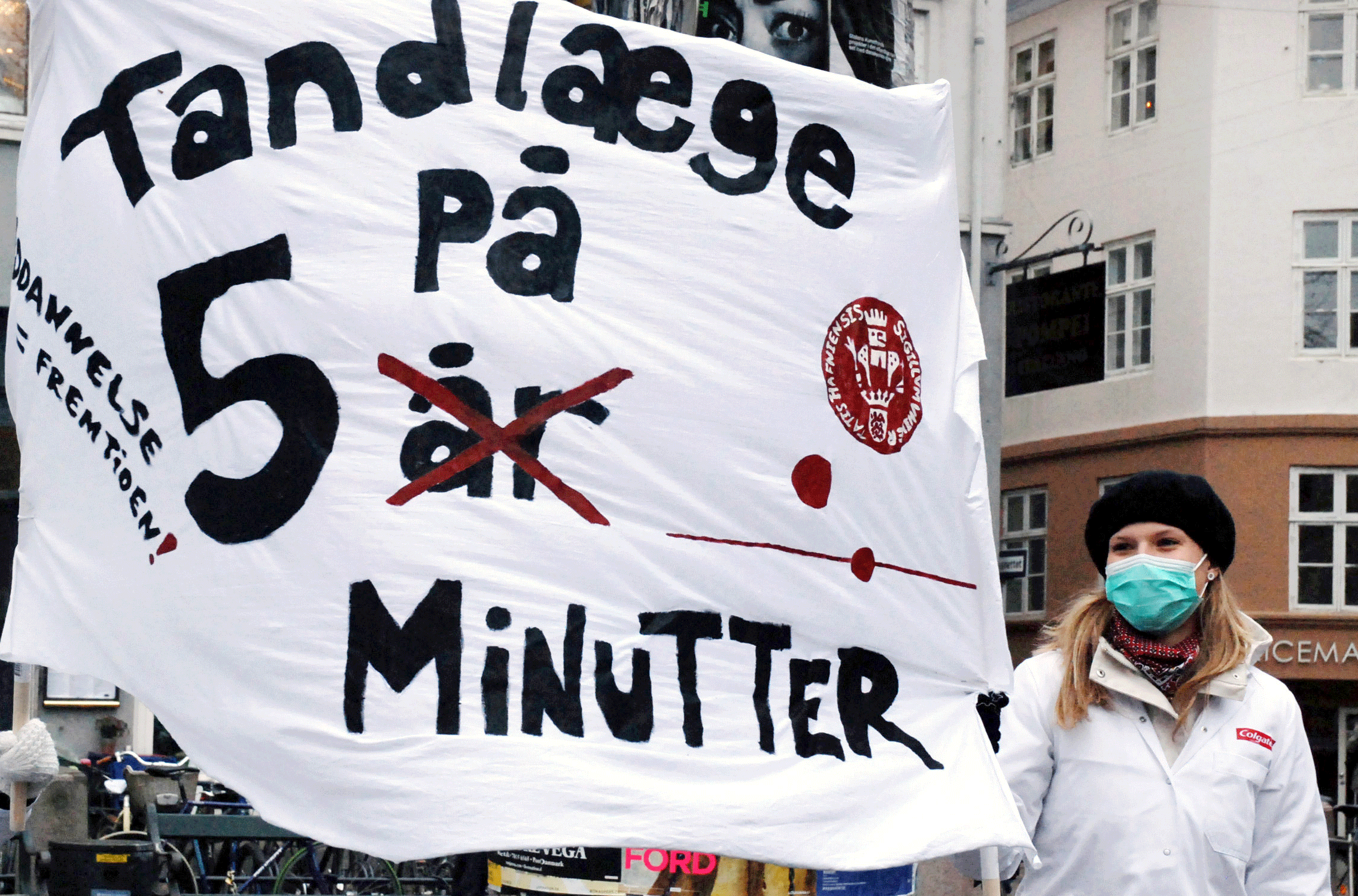 PROTESTER - De tandlægestuderende demonstrerede den 17. november 2010, da Odontologisk Institut skulle spare 10 millioner kroner.