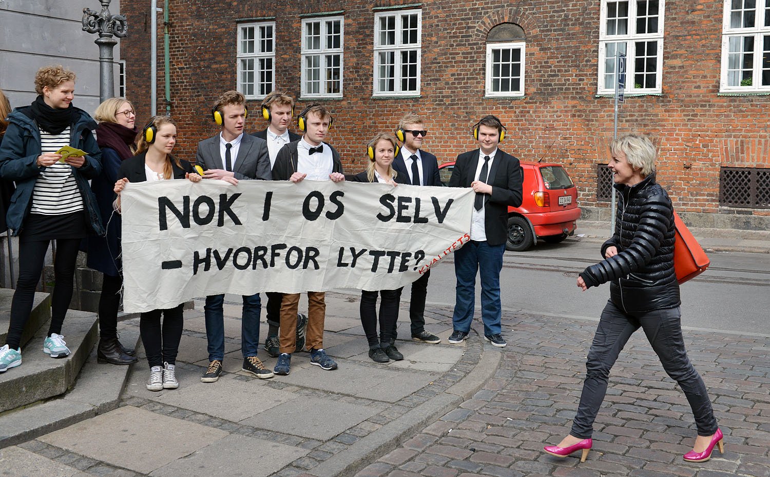 KVALITETSDEBAT - Lykke Friis bliver mødt af demonstrerende studerende på vej til mødet med Kvalitetsudvalget. Både de studerende og Friis er kommet med kraftig kritik af udvalgets første delrapport