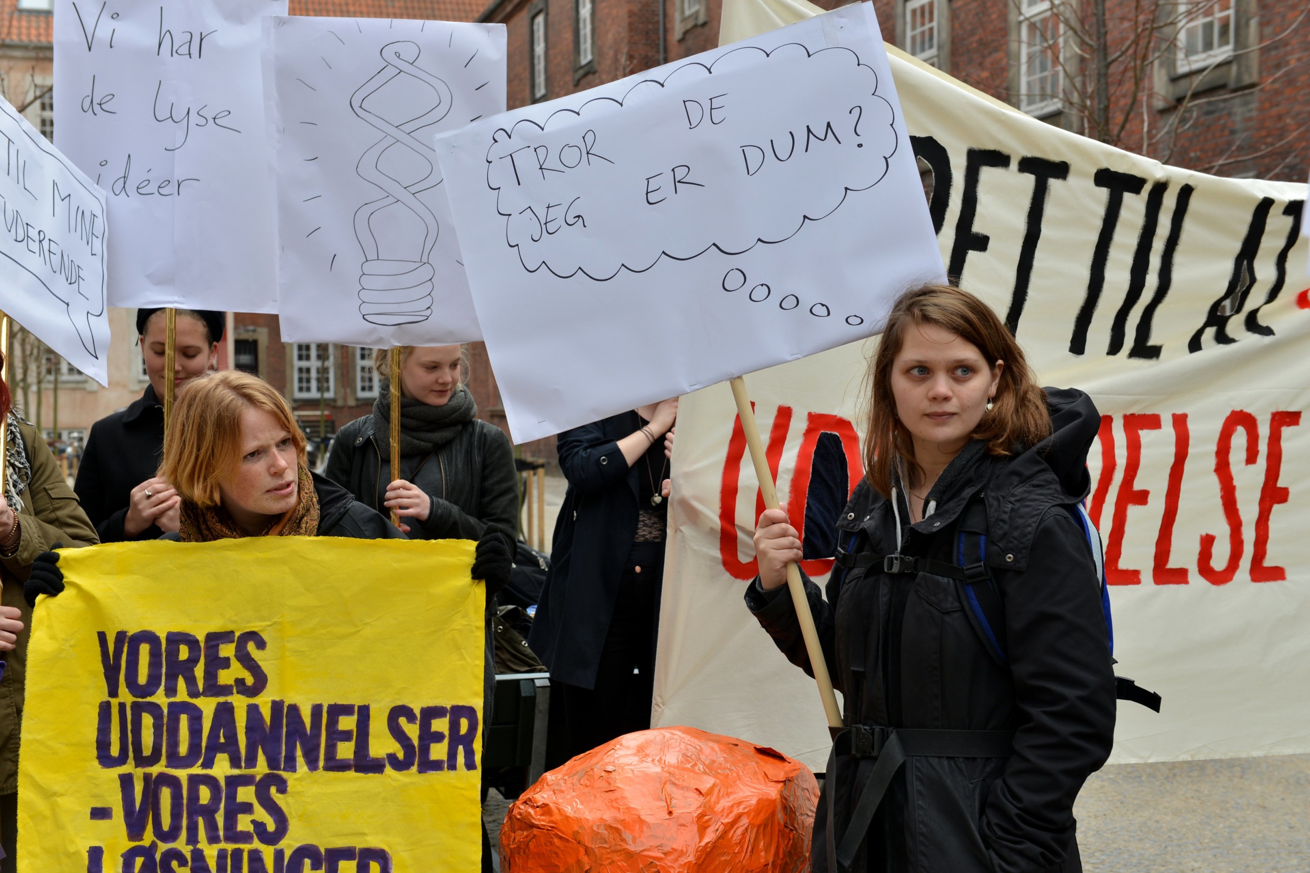 VARTOV - Studererende var mødt frem for at være klar til at protestere over Kvalitetsudvalgets anbefalinger (og for at dele deres egne lettere oversete kvalitetsforslag ud). Det er Laura Kofod, næstformand i Studenterrådet på KU til venstre og Sofie Nüchel Heggenhougen, Studenterrådet på RUC, under tankeboblen.