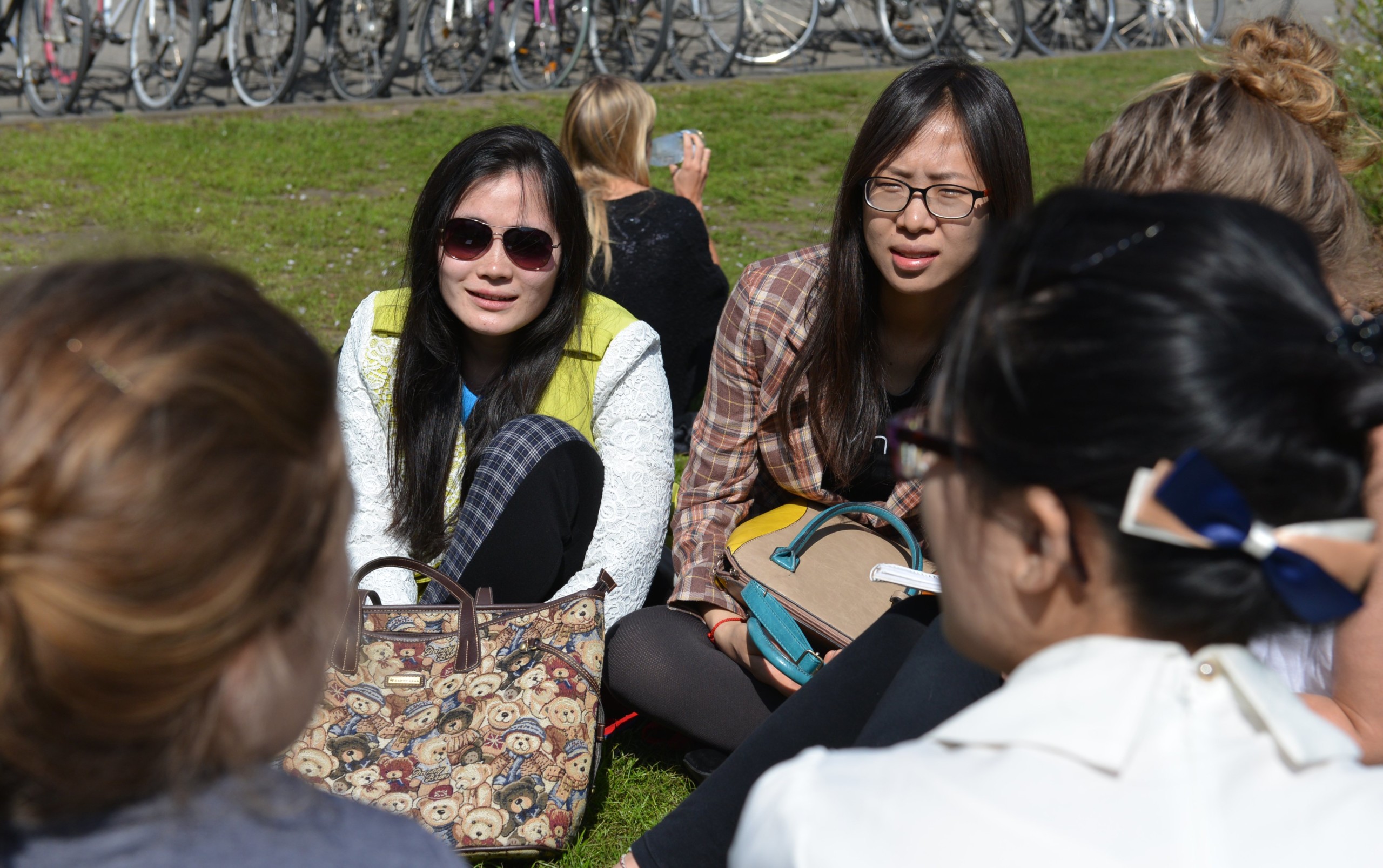 NYSGERRIGHED - Solen løber ikke med opmærksomheden. De kinesiske studerende fra Sino-Danish Center i Beijing vil hellere høre om, hvordan det danske velfærdssamfund er blevet til.   