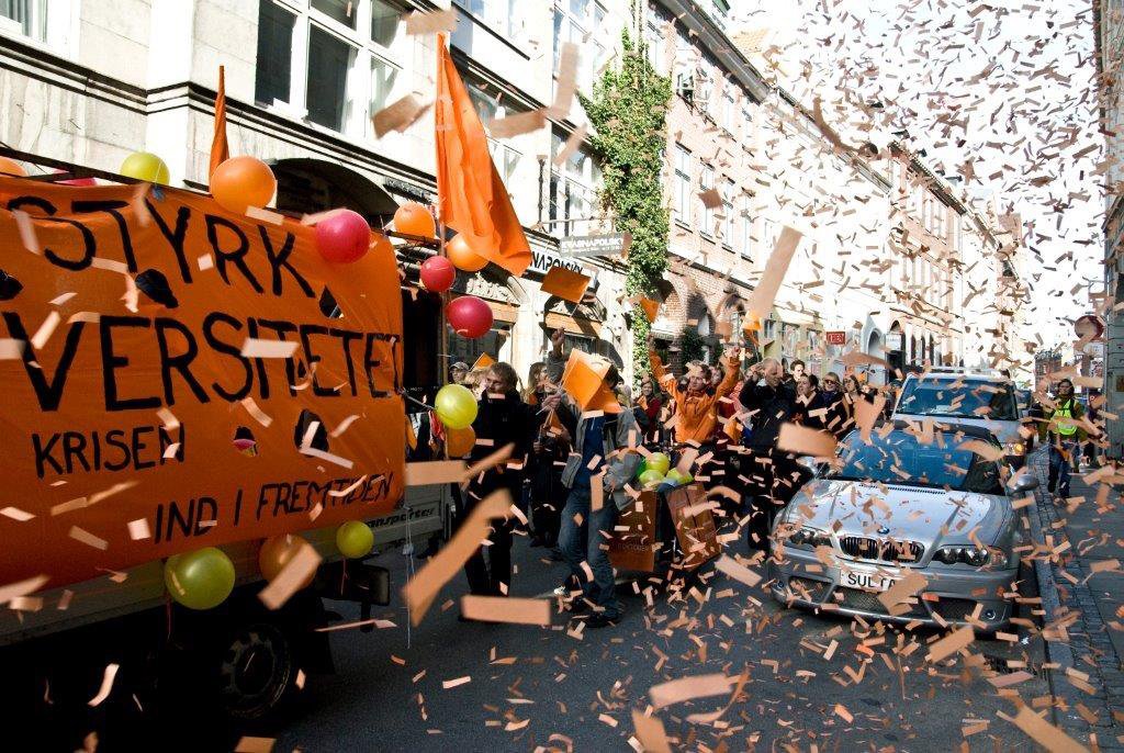 FRA ARKIVET - For fem år siden var der ikke noget, der hed studiefremdrift, og SU'en varede lææænge. Men der var stadig forringelser at demonstrere imod. I 2009 lød kampråbet »Vidensamfund koster – Bertel er en hustler.« (Det var elevernes slogan; de studerendes var mindre krea).