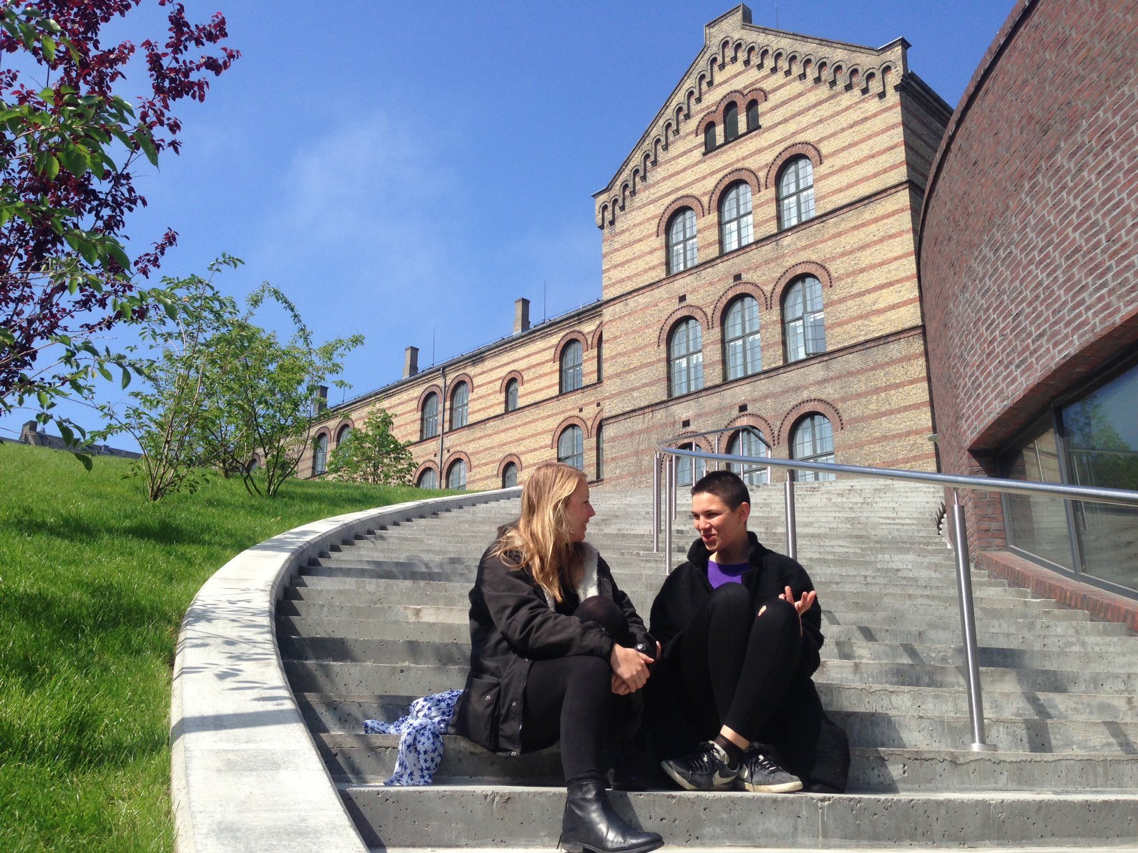 LYDBLOGGERE - Mona Schaldemose (tv) og Maria Cariola vil sætte deres egen position som privilegerede studerende på spil i deres radioprogrammer. I første omgang tager de fat i de ret ekstreme normer, der definerer studiestarten, men som mange studerende tager for givet.