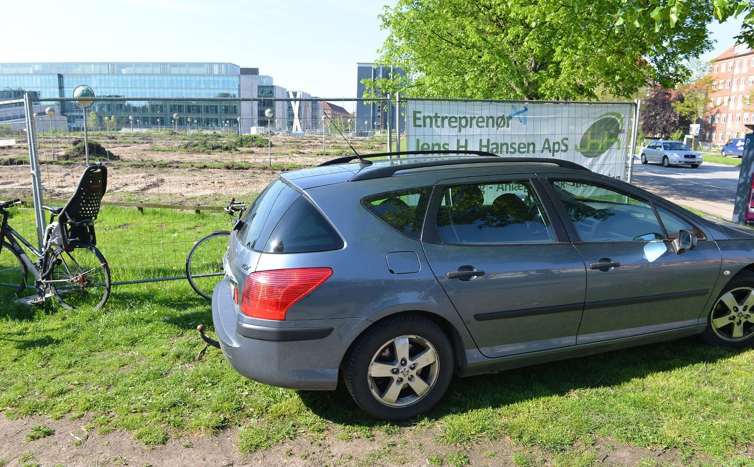 Anything goes at the moment on North Campus. And things may turn worse when the Faculty-hired parking attendants start to dole out DKK 650 fines