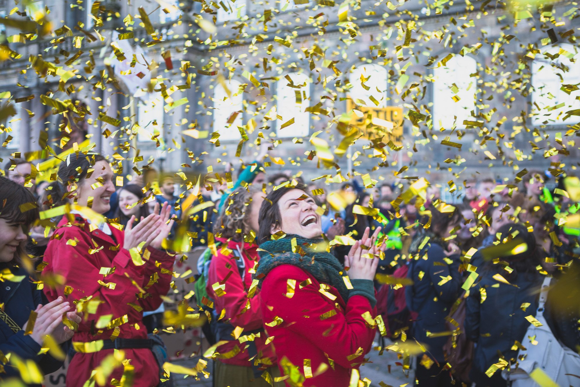 SMUKT - Regnen silede ned i timerne op til demonstrationens start klokken 16.00. Og selv om det klarede op, var vejret måske en af årsagerne til det lidt sløje studenter-fremmøde. Problemet var i hvert fald ikke mangel på konfetti.