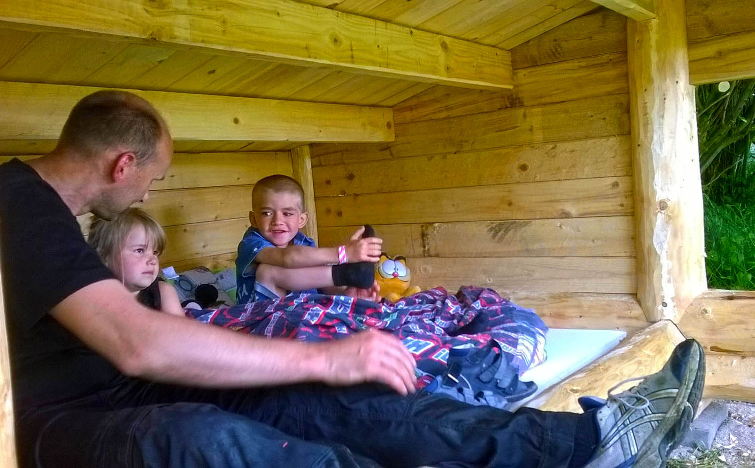 SHELTER - Mikkel Jensen på syv år i sit shelter, der er lavet i rødgran af KU's Skovskolen, sammen med sin far Michael og sin søster Celina i familiens have. 