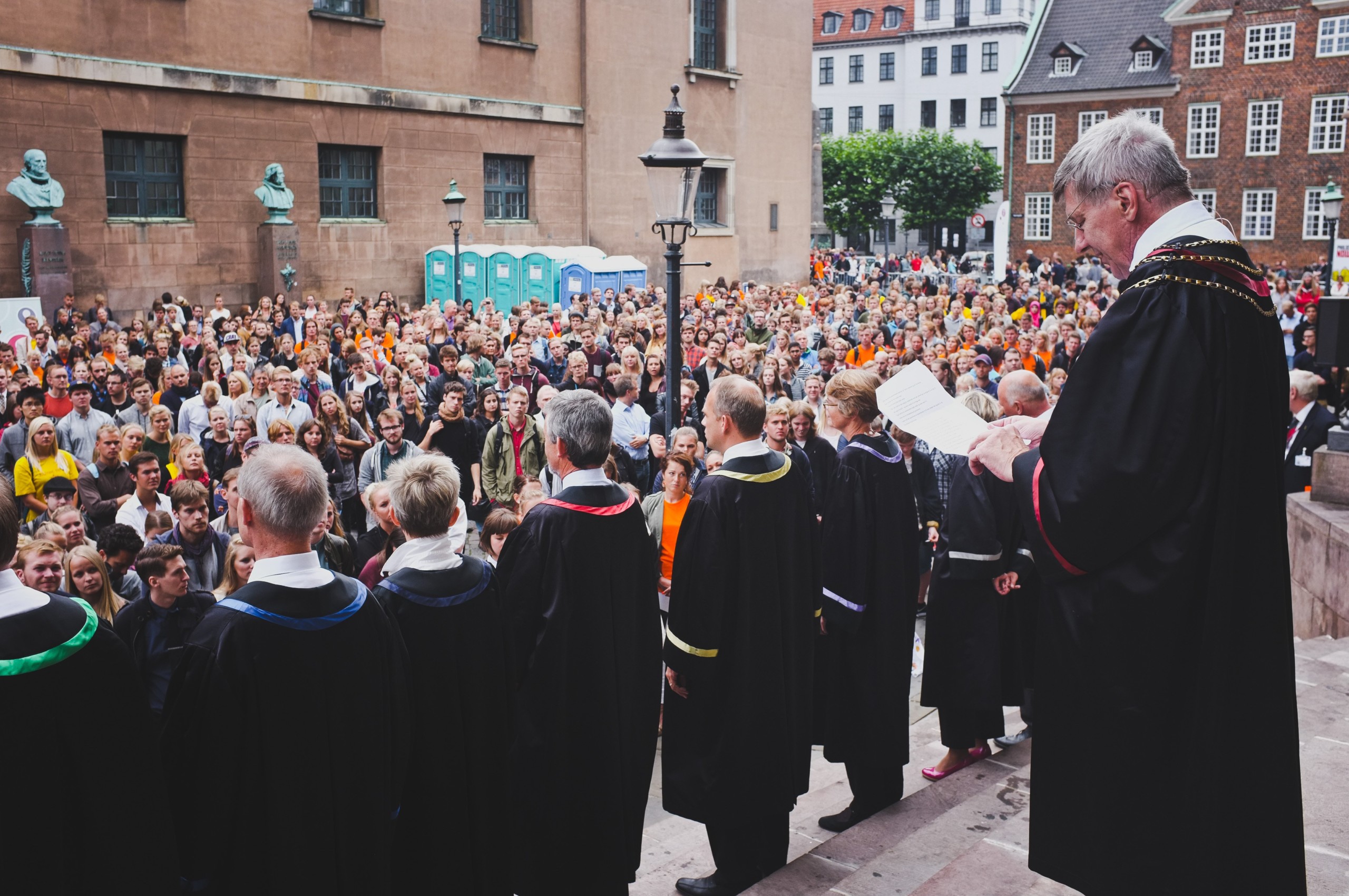 Rektor Ralf Hemmingsen byder nye studerende velkommen på Frue Plads i 2013.