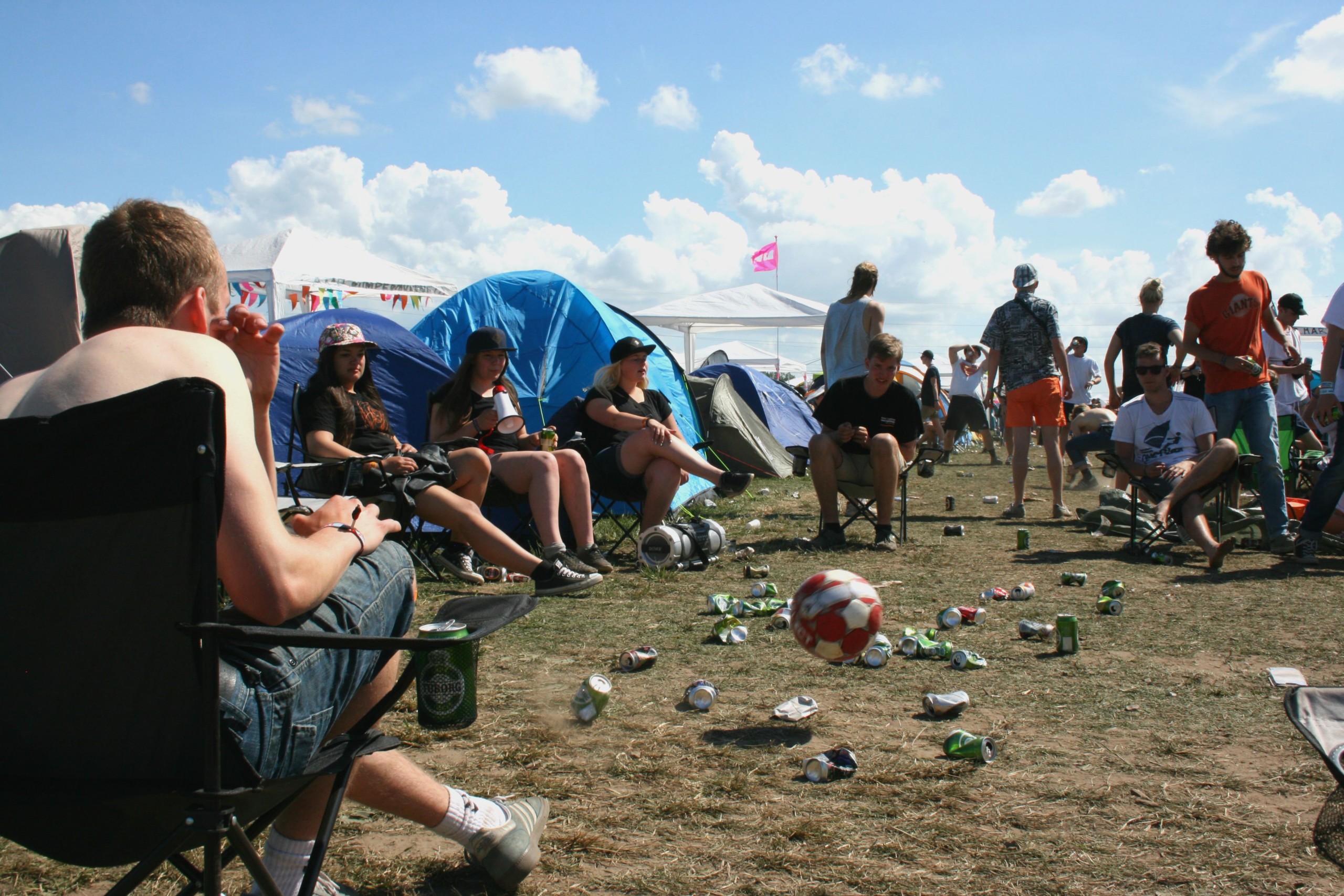 DÅSER - Tomme dåser er en vigtig rekvisit i ølbowling. At fjerne dåserne, når spillet er slut, er dog ikke altid en del af spillereglerne.