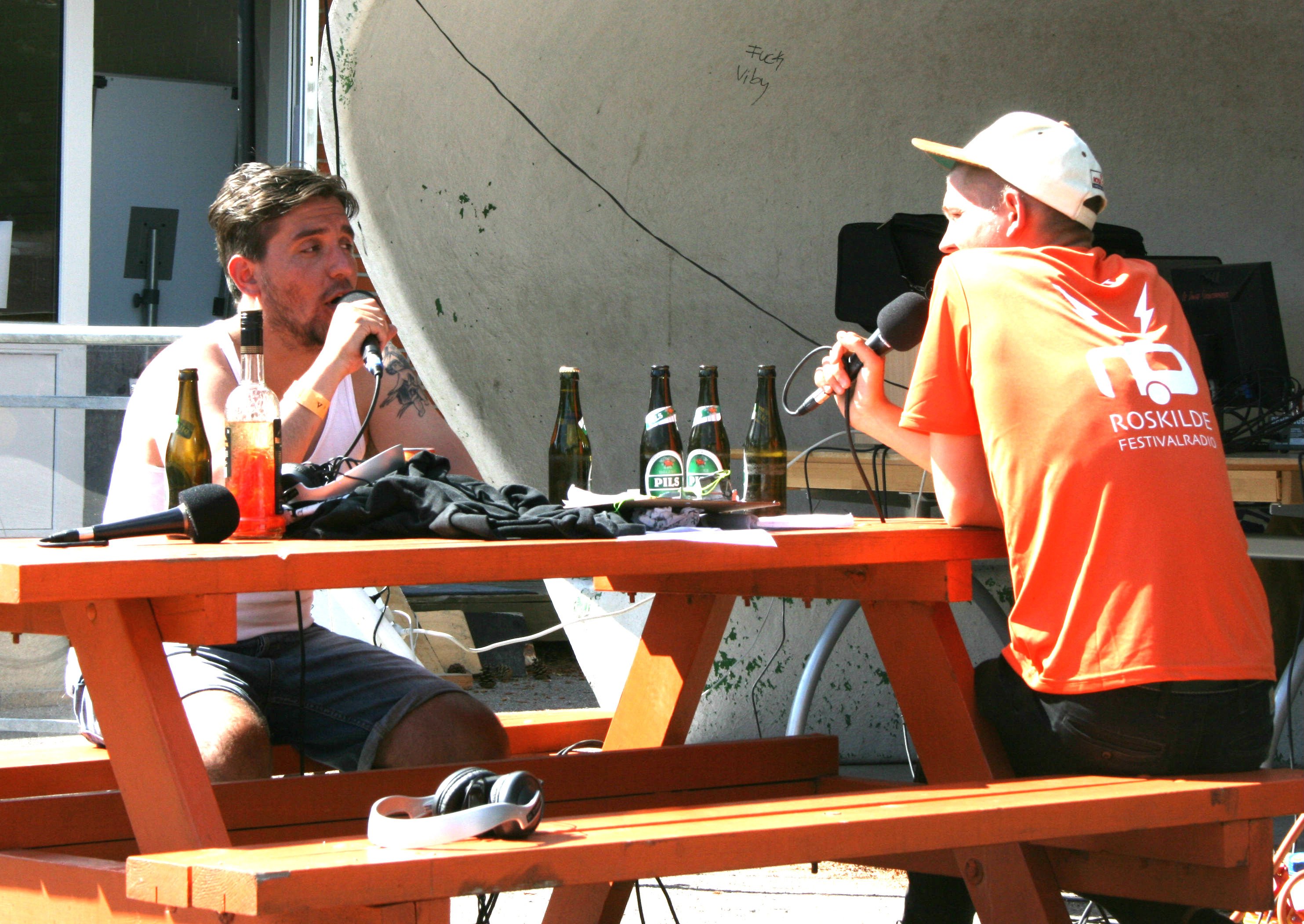 ON AIR - Caspar Jexlev Fomsgaard (i hvid wifebeater) sender live fra Havsteensvej nord for festivalen. 