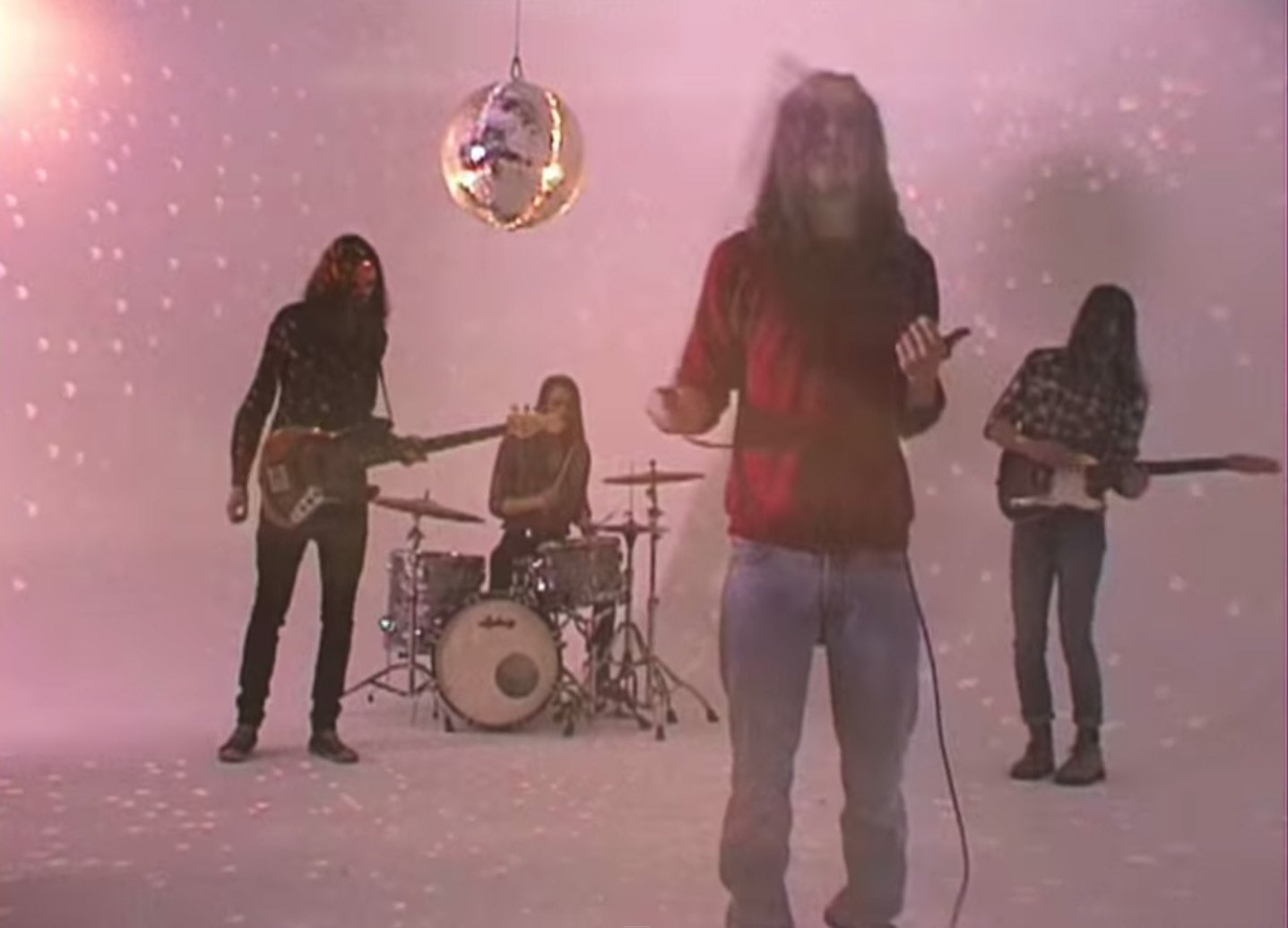 Blaue Blume, post-rock influenced or catchy dream-pop melody. One of the many new Danish bands on the verge of making it big