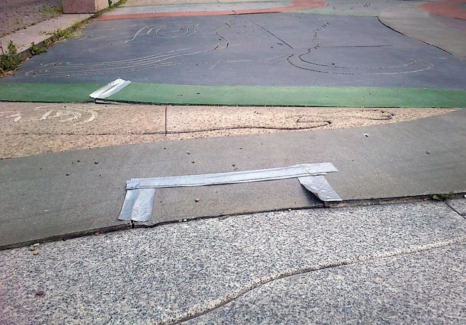 LAPPELØSNING - Et mange kvadratmeter stort kunstværk på jorden har det stadigvæk ikke godt efter, at tyve stjal store flader med kobber fra det i 2011. På billedet ses stumper af den gaffatape, der skal beskytte det mod at gå endnu mere i opløsning.