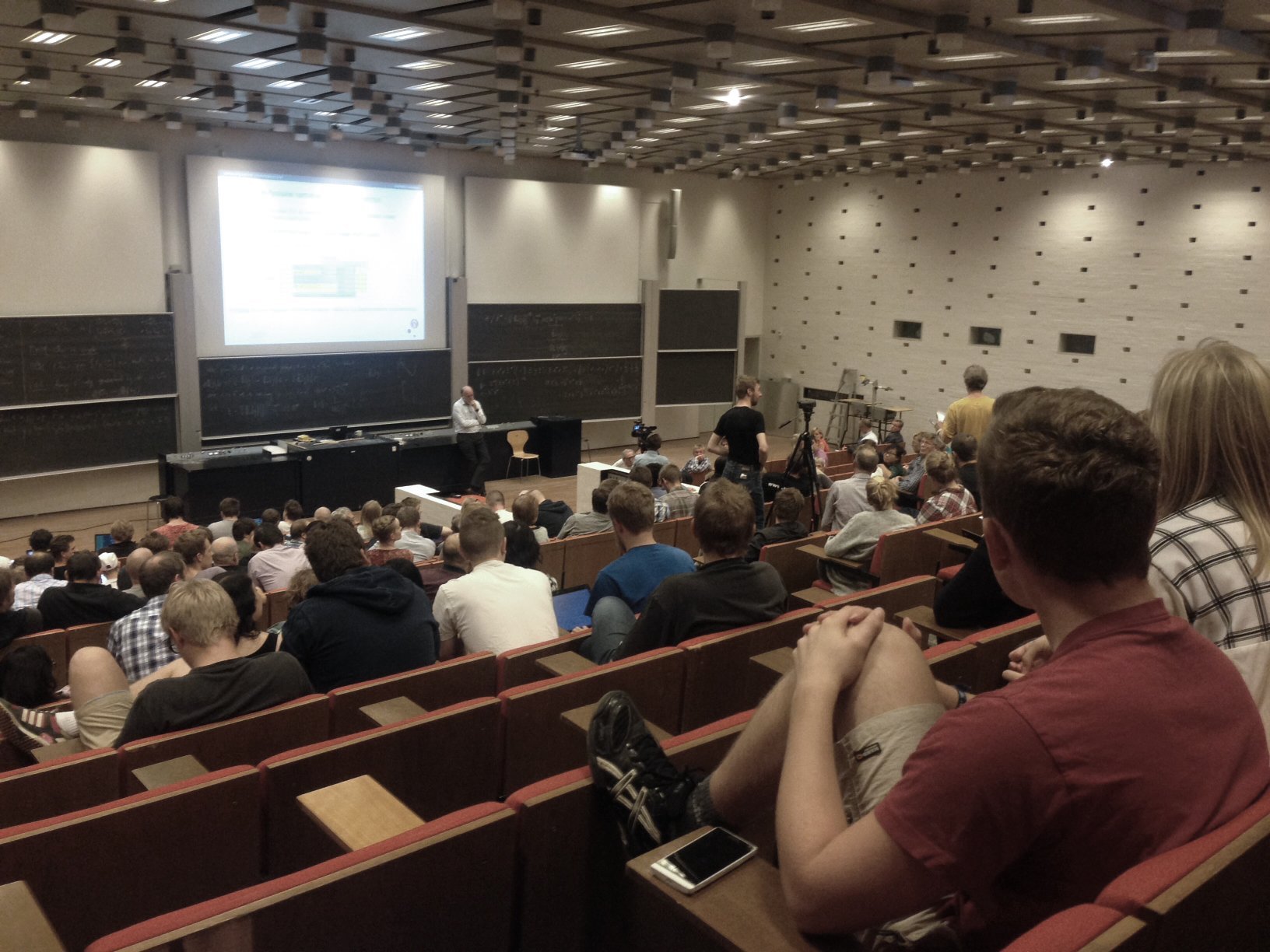 ENE MAND - Det er muligt, at der er medarbejdere på de to institutter Matematik og Datalogi, som ønsker at blive fusionerede, men protesterne var altdominerende, da dekan John Renner Hansen (ved katederet i hvid skjorte) over for et godt fyldt auditorium 1 i HCØ-bygningen på Nørre Campus præsenterede sin plan om at samle de to institutter fra 1. januar 2015. 