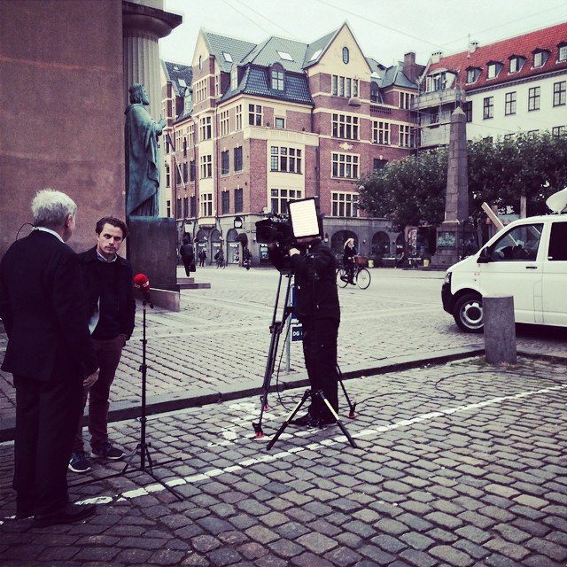 MORGENFJERNER - KU-rektor Ralf Hemmingsen kritiserer regeringens plan for et tv-hold. Faktisk udsendte både Københavns Universitet, Danske Universiteter og Dansk Erhverv meldinger om regeringens plan, inden den overhovedet blev offentliggjort onsdag. Regeringens spindoktorer havde ellers forsøgt at erobre dagsordenen ved at lække planerne til Politiken og TV2.