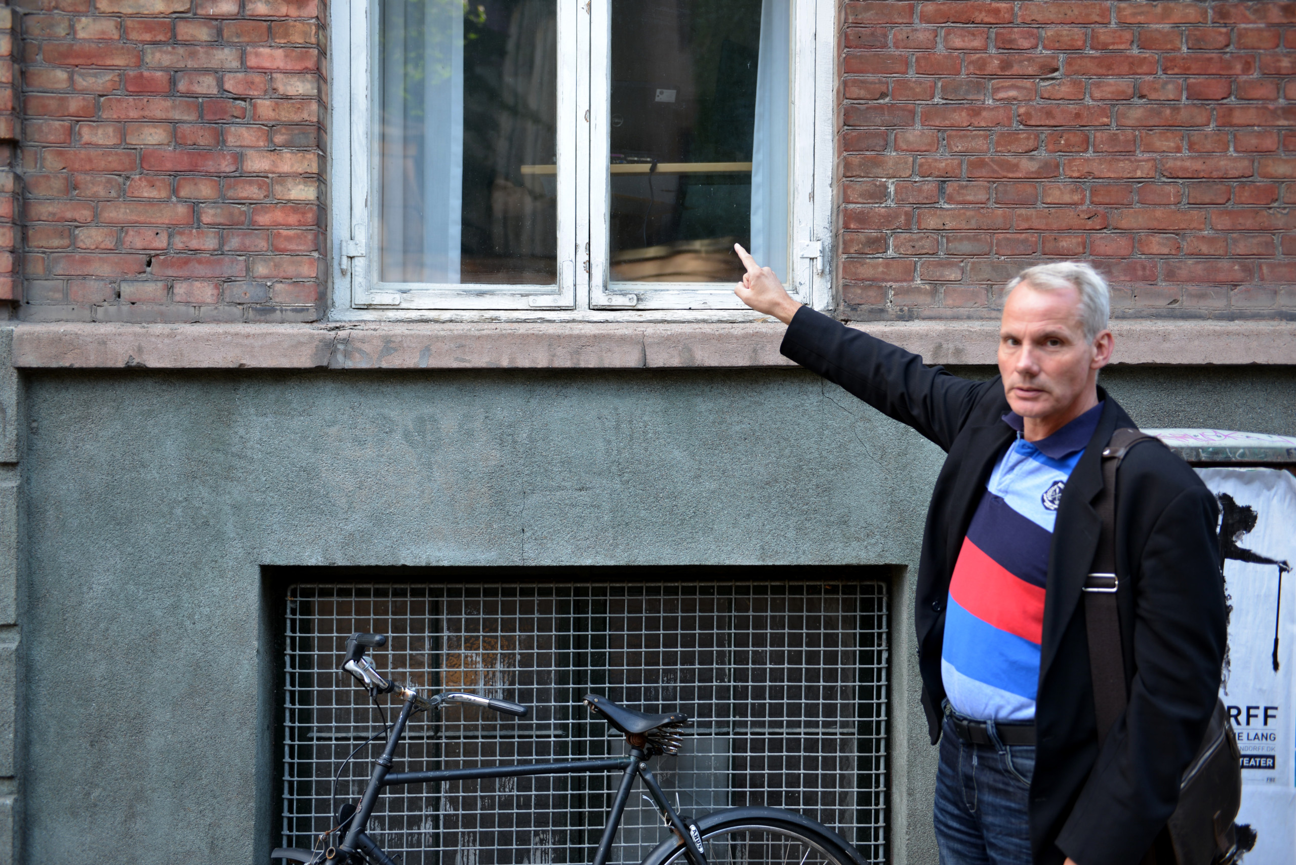 Head of security Tommy Bøgh Sillemann points to the windown where the thieves sneaked in