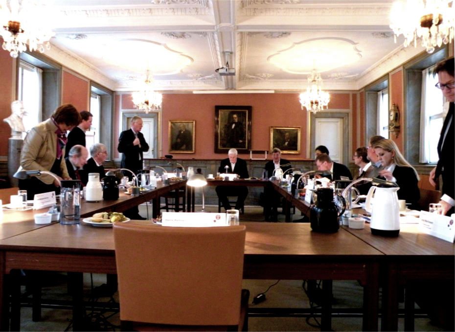 FINT SELSKAB - Der er valg til posten som studenterrepræsentant i Københavns Universitets bestyrelse. Bestyrelsesmøderne afholdes i pæne rammer. (Dette er faktisk ikke det 'udvalgsværelse 1', der omtales i artiklen, men et andet af KU's møderum. Bestyrelsen flekser mellem forskellige nydelige lokaler).