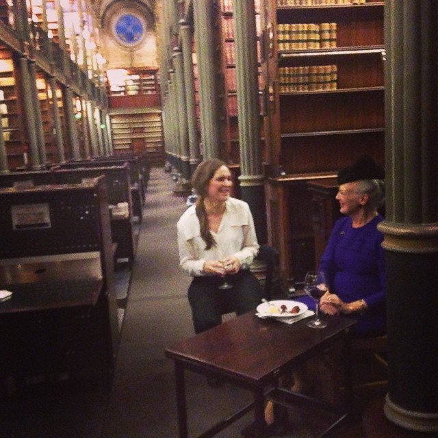 BACKSTAGE - Mie Sofie Andersen får sig en sludder og en skænk med dronning Margrethe II i Fiolbiblioteket, mens KU holder årsfest i bygningen ved siden af.
