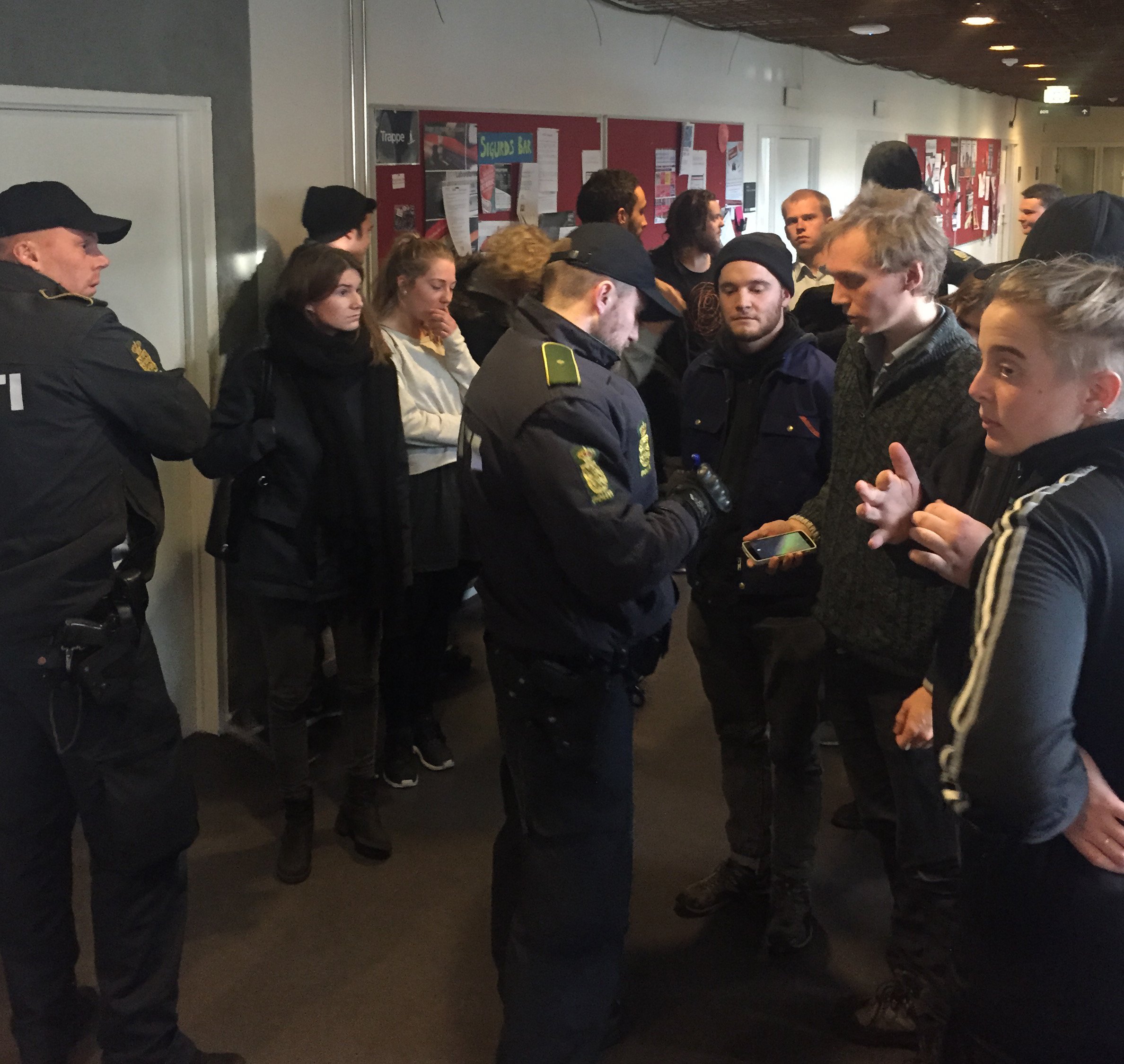 REGISTRERING - De studerende bag blokaden bliver her registreret af politiet.