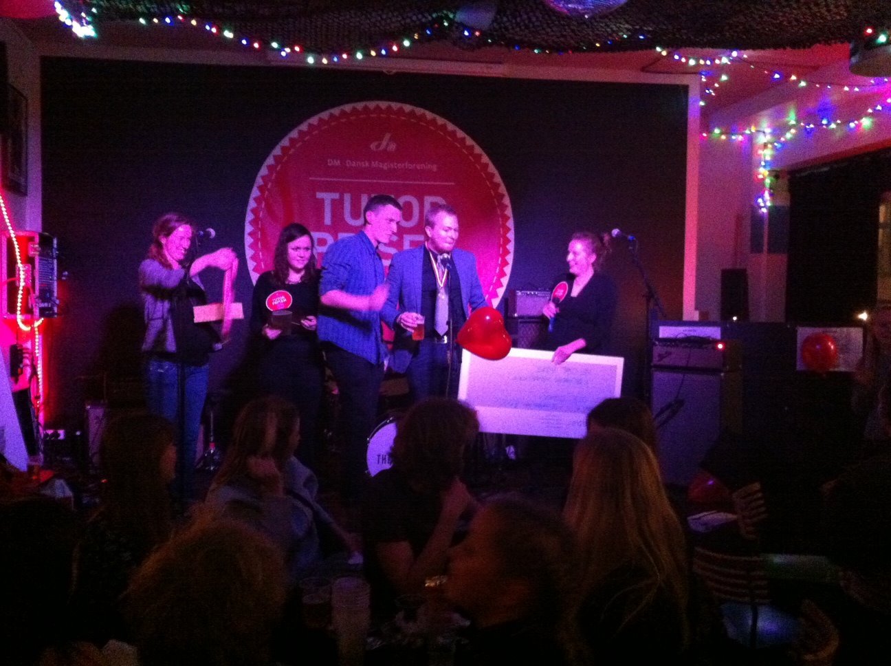 ÅRETS TUTORER - Tutorgruppen fra Filosofi hædres for deres introforløb på Studenterhuset. De gav russerne årets bedste start. 